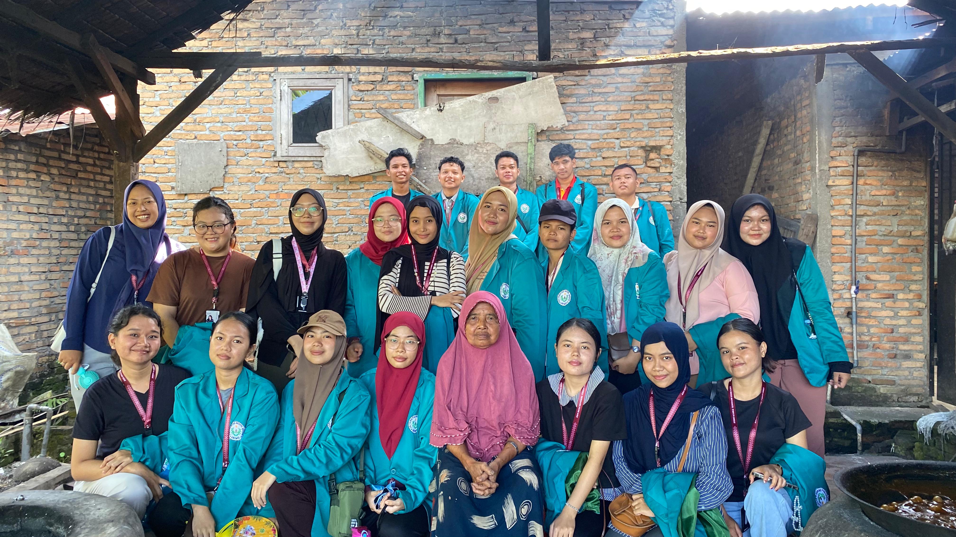 Kunjungan Mahasiswa KKN Universitas Negeri Medan 2025 ke salah satu produsen dodol yang ada di Desa Bengkel